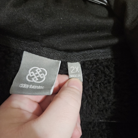 Daisy Fuentes Women’s 2X Black Fuzzy Jacket - Picture 3 of 7